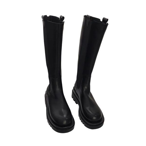 Običan model ženskih čizama od eko kože