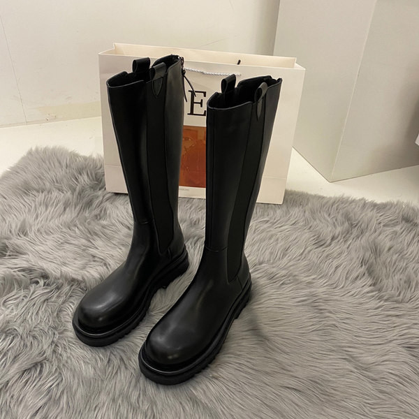 Običan model ženskih čizama od eko kože