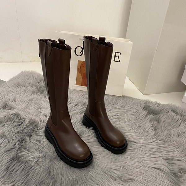 Običan model ženskih čizama od eko kože