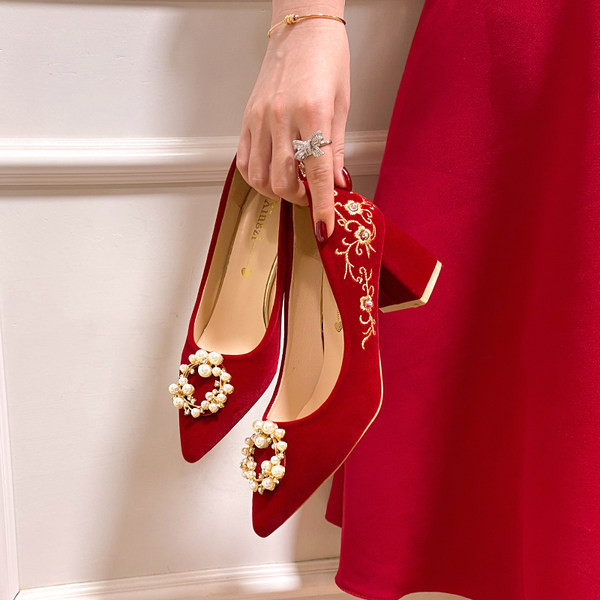 Moderne ženske cipele na špic s biserima u crvenoj boji