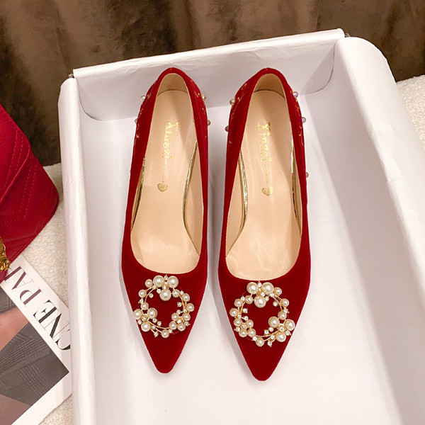 Moderne ženske cipele na špic s biserima u crvenoj boji