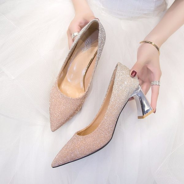 Elegantne ženske cipele na špic s nestandardnom petom