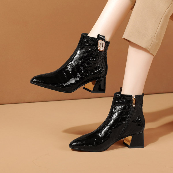 Kožne ženske čizme s patentnim zatvaračem sa strane i debelom petom