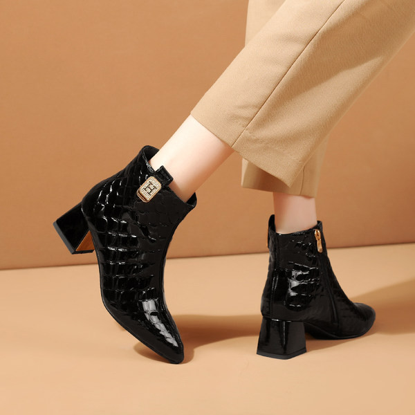Kožne ženske čizme s patentnim zatvaračem sa strane i debelom petom