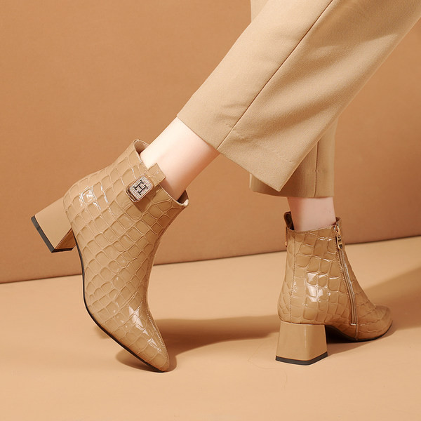 Kožne ženske čizme s patentnim zatvaračem sa strane i debelom petom