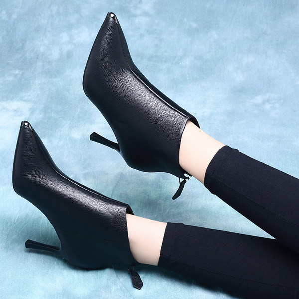 Ženske gležnjače na špic od eko kože