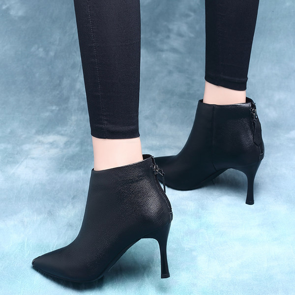 Ženske gležnjače na špic od eko kože