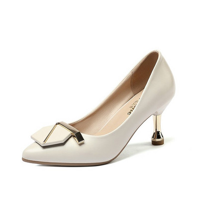 Casual γυναικεία παπούτσια με μεταλλική διακόσμηση και χαμηλό τακούνι