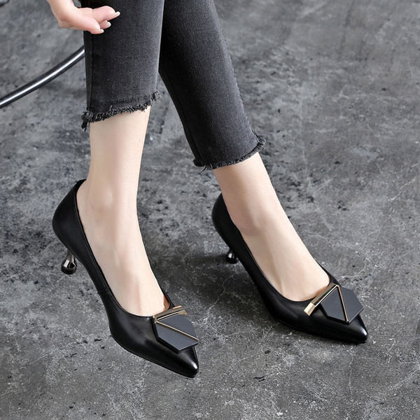 Casual γυναικεία παπούτσια με μεταλλική διακόσμηση και χαμηλό τακούνι