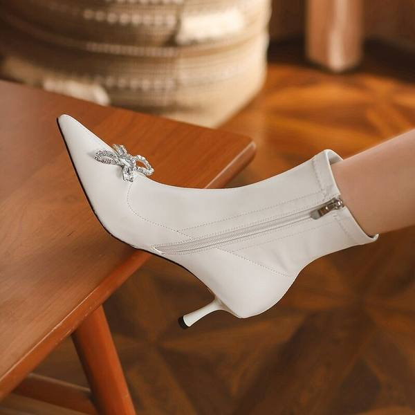 Ženske čizme na tanku petu 6,5 cm i ukrasnim kamenčićima