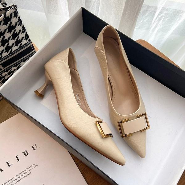 Špic model ženskih cipela od eko kože sa kopčom i tankom petom