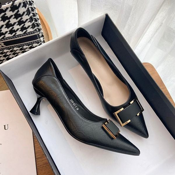 Špic model ženskih cipela od eko kože sa kopčom i tankom petom