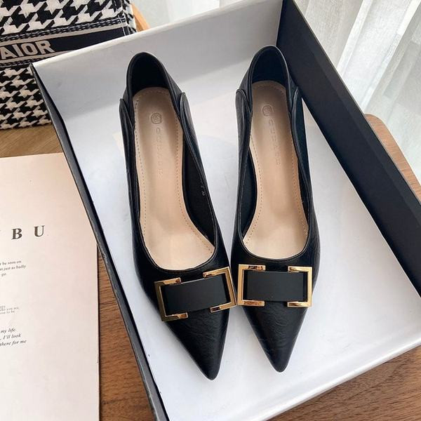 Špic model ženskih cipela od eko kože sa kopčom i tankom petom