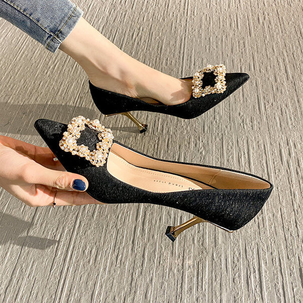 Elegantne ženske cipele od eko brušene kože s metalnim ukrasom i perlicama