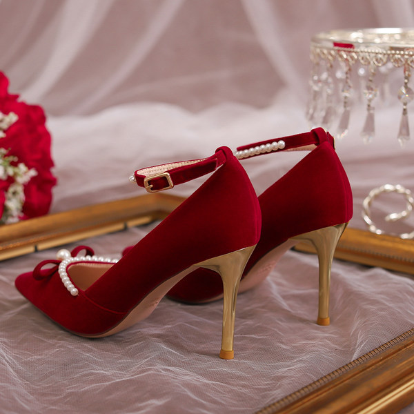 Ženske cipele od eko brušene kože s bisernim remenom