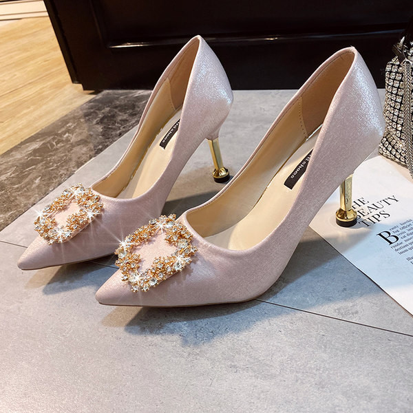Elegantne ženske cipele na špic sa brošem sa kamenčićima