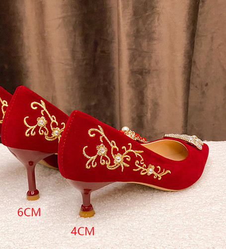 Moderne cipele na špic s brošem i vezom