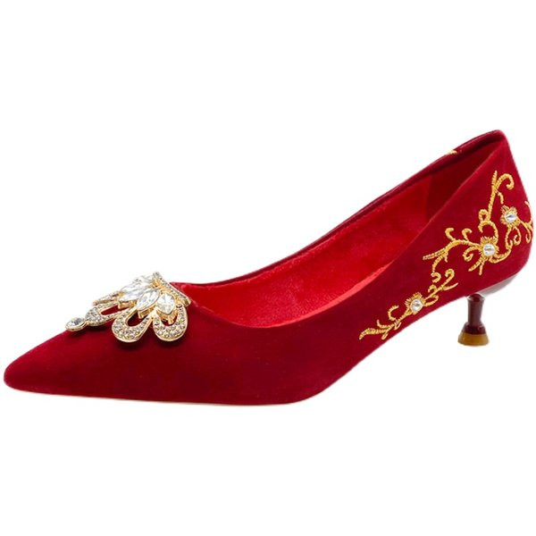 Moderne cipele na špic s brošem i vezom