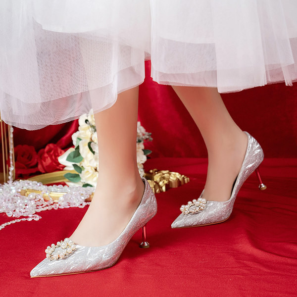 Elegantne ženske cipele na špic sa biserima