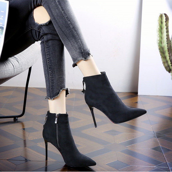 Ženske čizme od eko brušene kože u crnoj boji