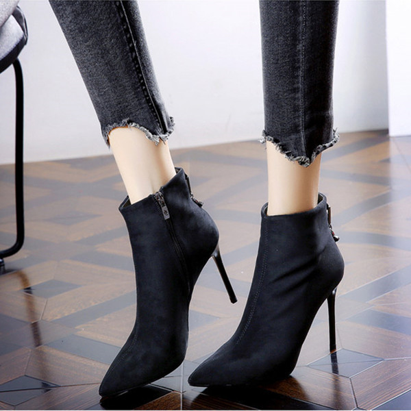 Ženske čizme od eko brušene kože u crnoj boji