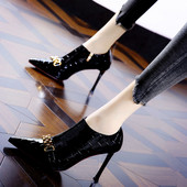 Ženske gležnjače od reljefne eko kože sa metalnim ukrasom