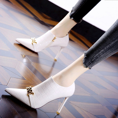 Ženske gležnjače od reljefne eko kože sa metalnim ukrasom