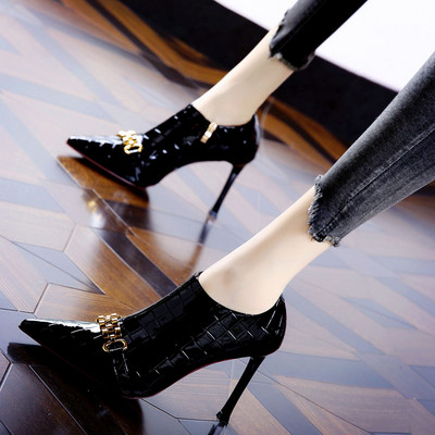 Ženske gležnjače od reljefne eko kože sa metalnim ukrasom