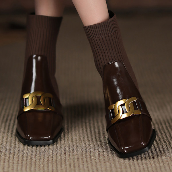 Ženske čizme s metalnim elementom i niskom petom od 4 cm