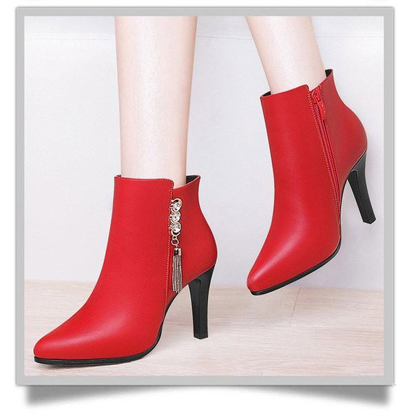 Novi model kožnih čizama sa metalnim elementom - crvene i crne boje