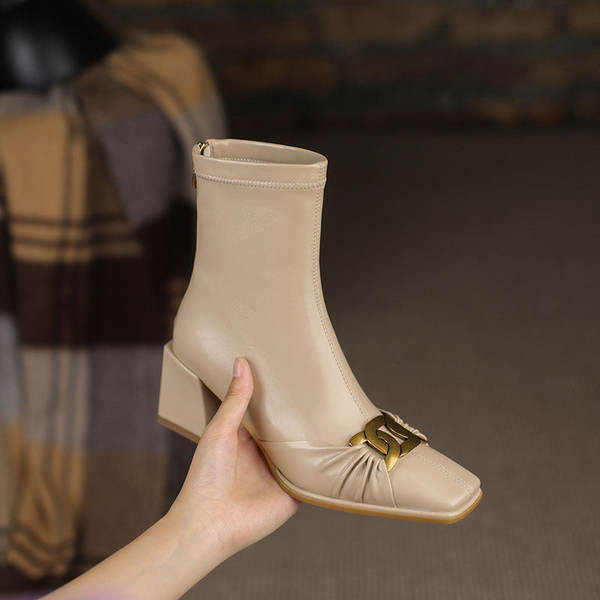 Moderne kožne čizme s četvrtastom petom