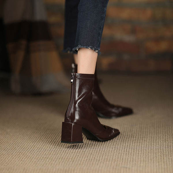Moderne kožne čizme s četvrtastom petom