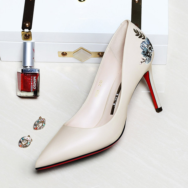 Ženske cipele na špic s vezom - crne i bež boje