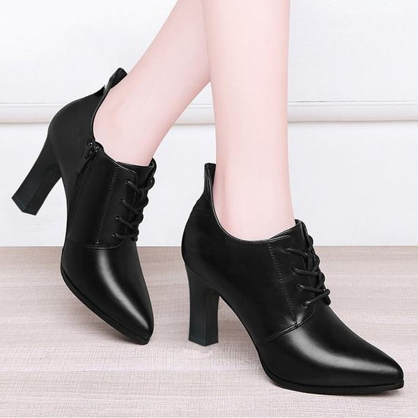 Moderne ženske kožne čizme s vezicama