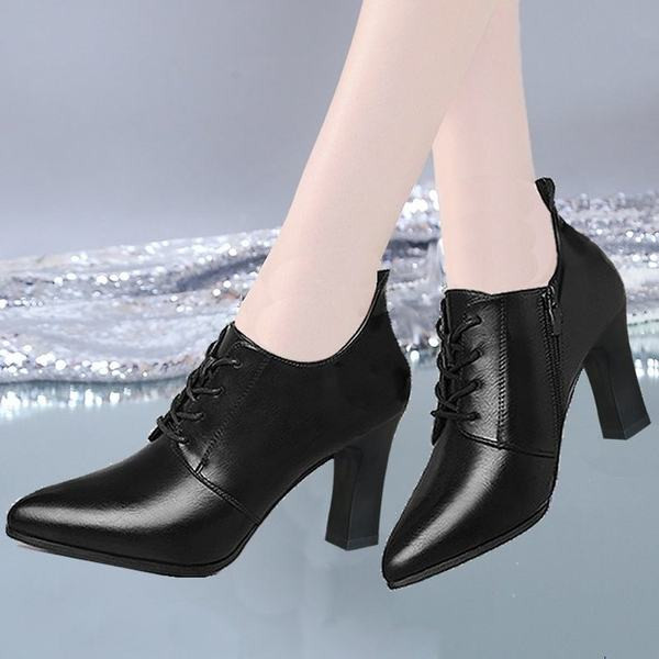 Moderne ženske kožne čizme s vezicama