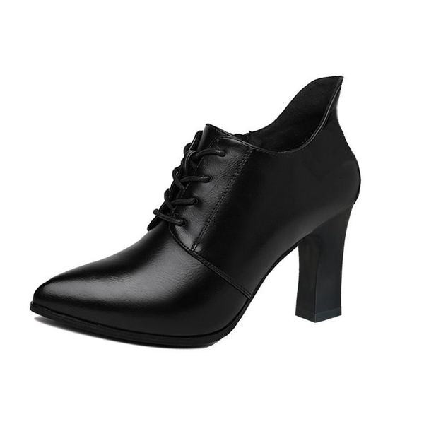 Moderne ženske kožne čizme s vezicama