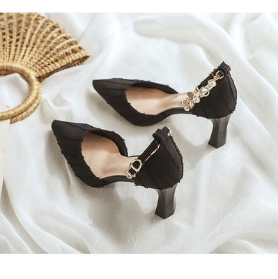 Moderne cipele na špic s metalnim remenom i biserima