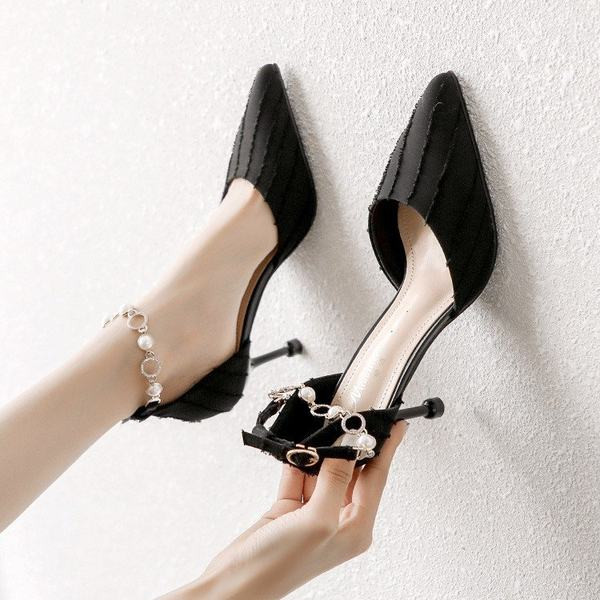 Moderne cipele na špic s metalnim remenom i biserima