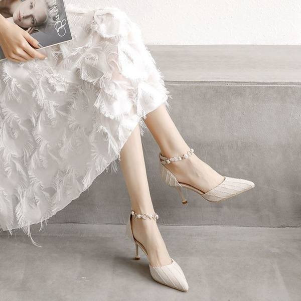 Moderne cipele na špic s metalnim remenom i biserima