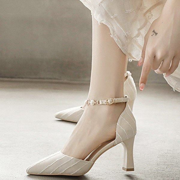 Moderne cipele na špic s metalnim remenom i biserima