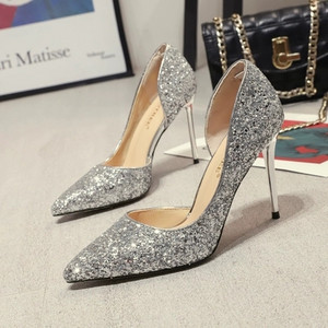 Elegantne ženske cipele sa sjajnim efektom i tankom petom - različiti modeli