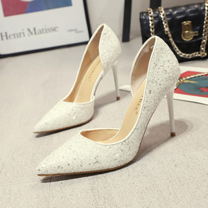 Elegantne ženske cipele sa sjajnim efektom i tankom petom - različiti modeli