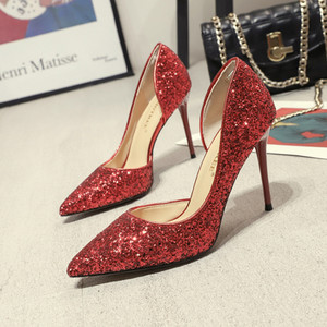 Elegantne ženske cipele sa sjajnim efektom i tankom petom - različiti modeli