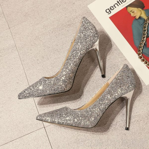Elegantne ženske cipele sa sjajnim efektom i tankom petom - različiti modeli