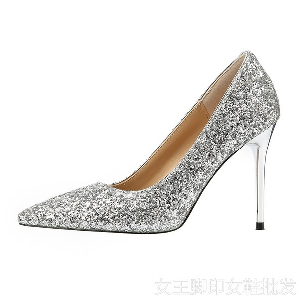 Elegantne ženske cipele sa sjajnim efektom i tankom petom - različiti modeli