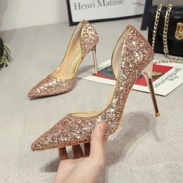 Elegantne cipele s izrezima i sjajnim efektom