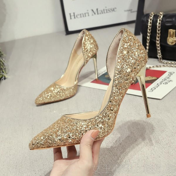 Elegantne cipele s izrezima i sjajnim efektom