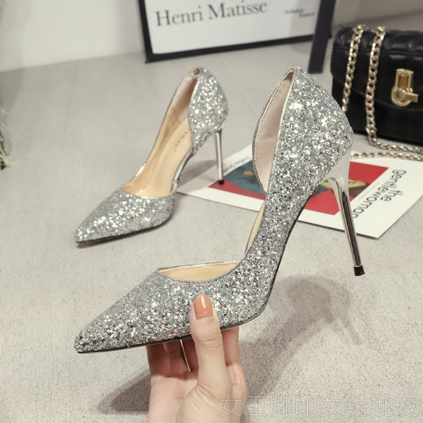 Elegantne cipele s izrezima i sjajnim efektom