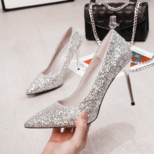 Elegantne ženske cipele na tanku petu u dva modela