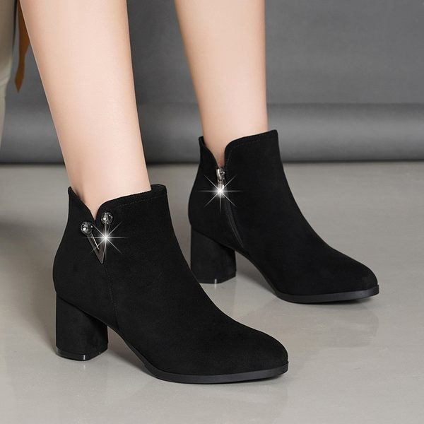 Moderne ženske čizme od eko brušene kože sa metalnim elementom